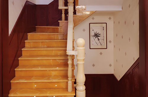 观山湖中式别墅室内汉白玉石楼梯的定制安装装饰效果